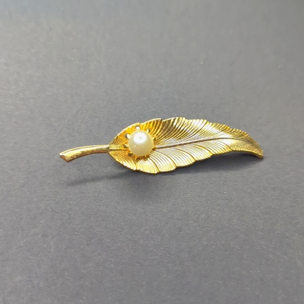 ❤️5/$25  Vintage 1980 Leaf Faux Pearl Brooch